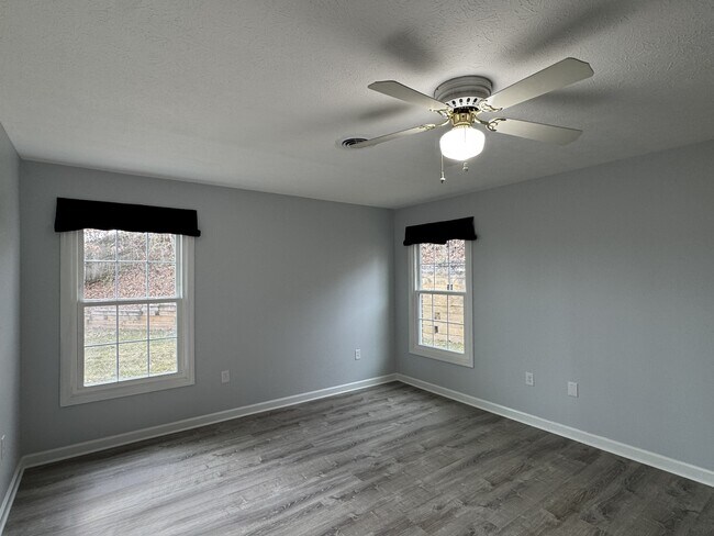 Building Photo - 103 Pinewood Dr