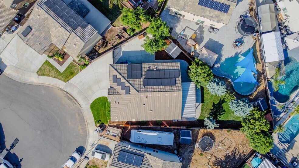 Building Photo - 3083 N Stanley Ave