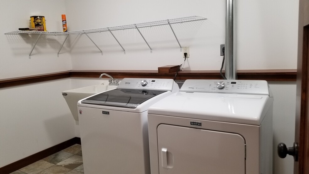 Building Photo - 244 Prairie Rd