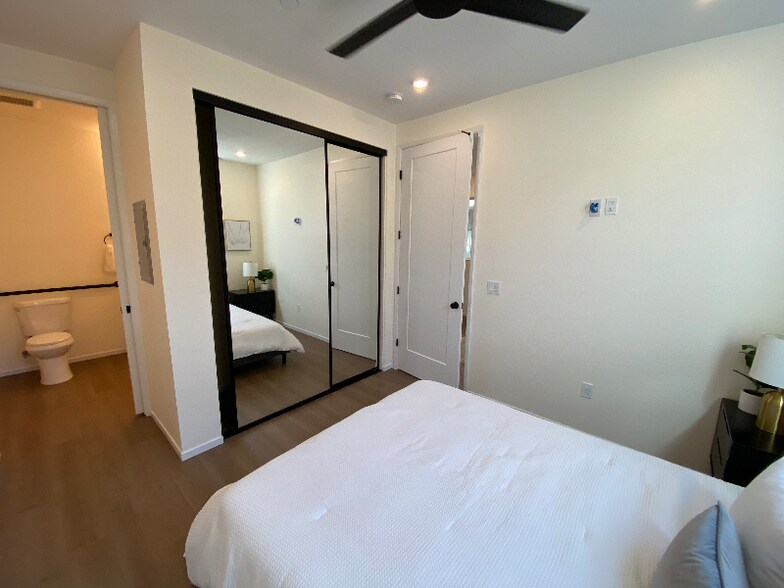 Building Photo - 3042-3044 J St