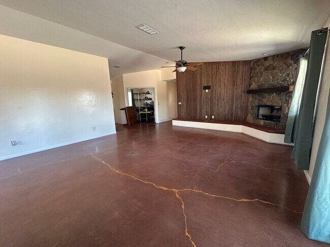 Building Photo - *$100.00 off 1st months Rent Move in Special!*Open Concept 3 Bedroom 2 Bath Home