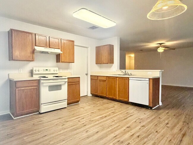 Building Photo - Updated and ready for occupancy