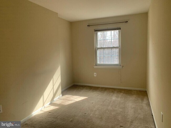 Building Photo - 884 College Pkwy