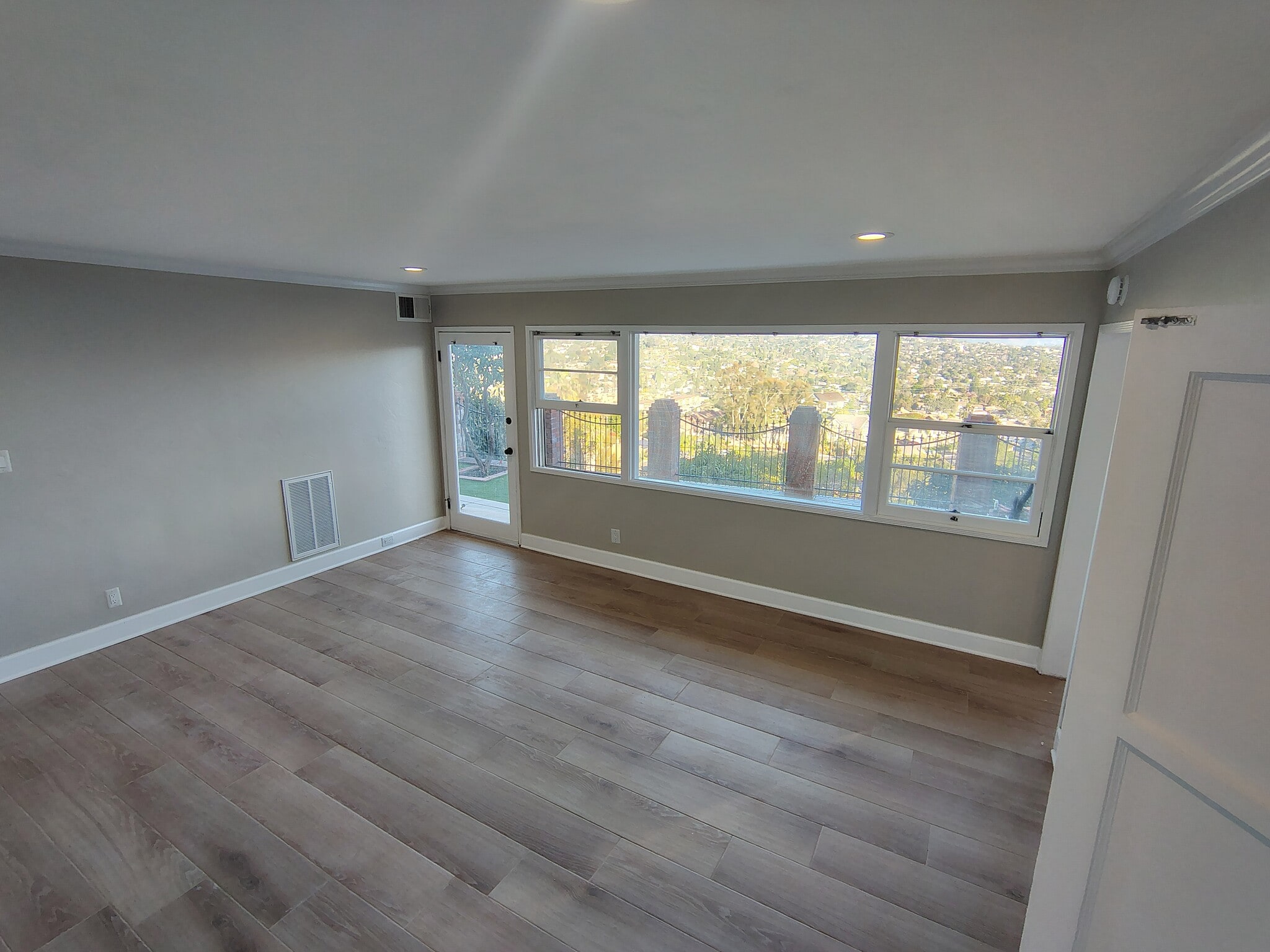 Building Photo - 4343 Valle Dr