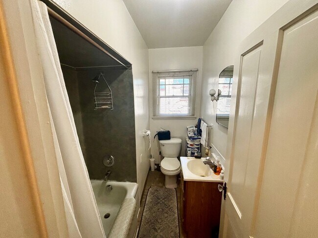 Building Photo - 404 S Van Buren St