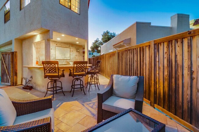 Building Photo - Spacious Unfurnished Home near Coronado's Schools available for Long Term Lease!