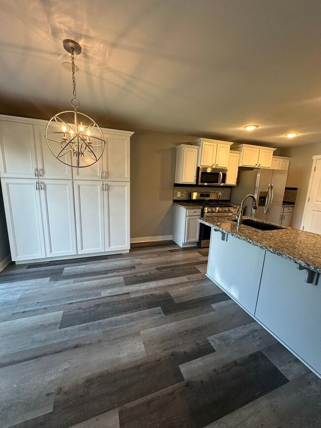 Building Photo - 3 Weeks Rent FREE! Modern 3 Bed 2.5 Bath T...