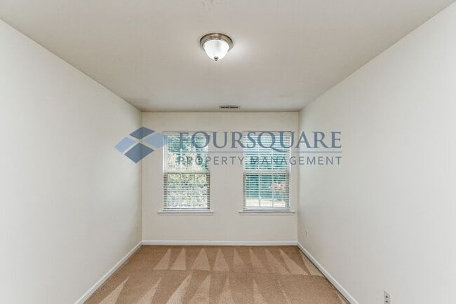 Building Photo - Townhome | Washer/ Dryer Included |Fenced ...