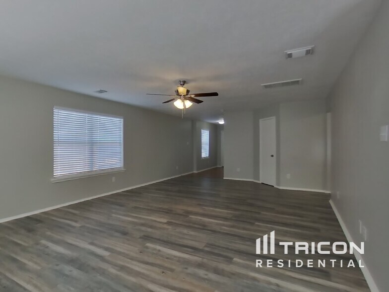 Building Photo - 33111 Cottonwood Bend