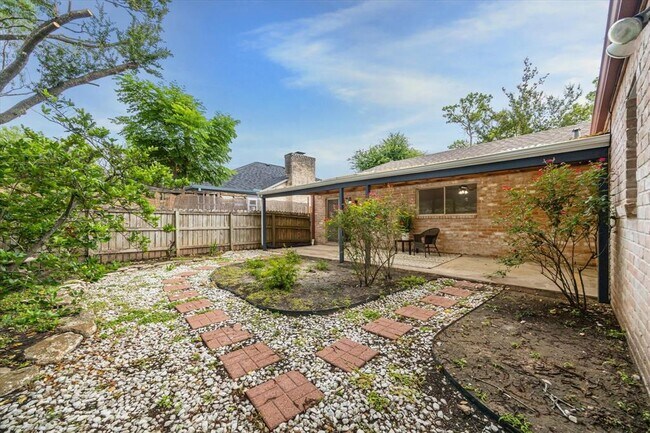 Building Photo - 7806 Rollingbrook Dr