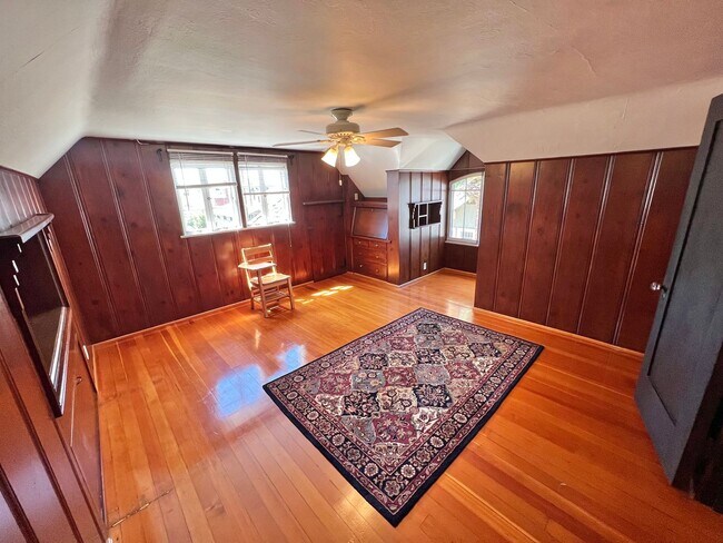 Building Photo - Historic Bluff Park 1BD Retreat | Top Floor Vintage Gem