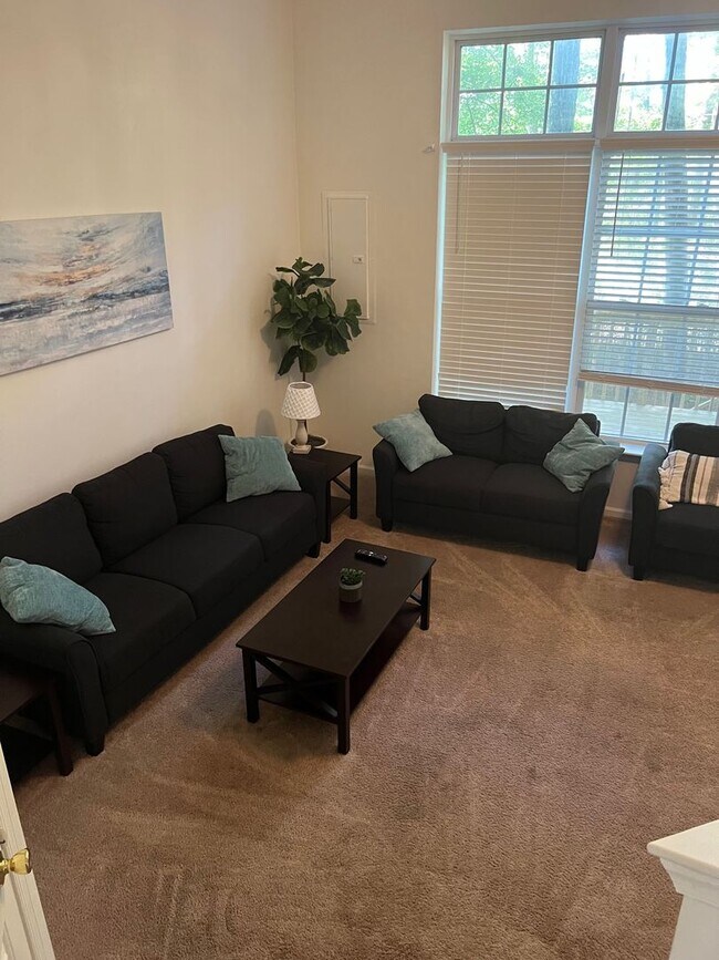 Building Photo - LARGE 3 BEDROOM TOWNHOME