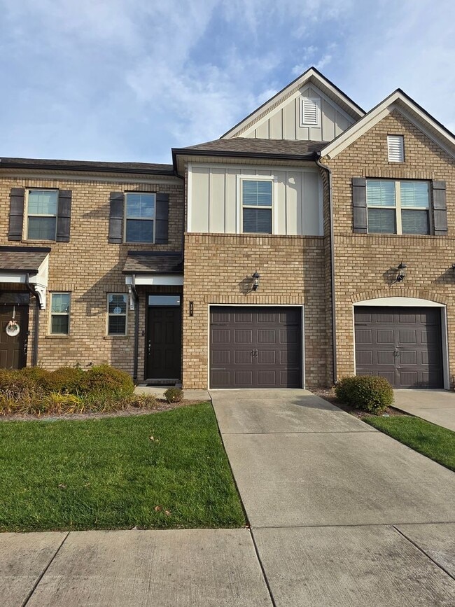 Building Photo - Move-In Ready Immaculate Townhome for Lease – Zoned for ALL Mt. Juliet Schools K–12