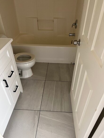 Building Photo - 422 Avenida Oriol