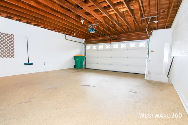 Building Photo - 16 Longwood Dr