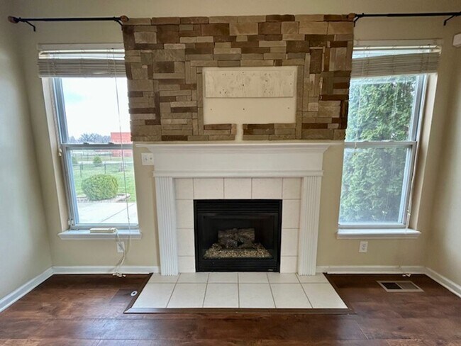 Building Photo - Beautiful 2 Story, 4 Bedroom, with a Full ...