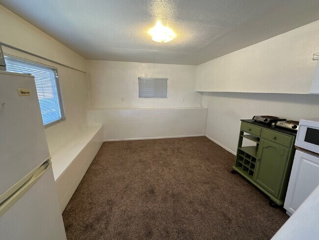 Building Photo - Move-In Ready - 1 BR, 1 BA Unit Utilities Included, $1,950