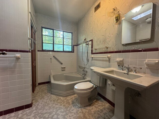 Building Photo - 3 Bed 2 Bath Home in Golfview