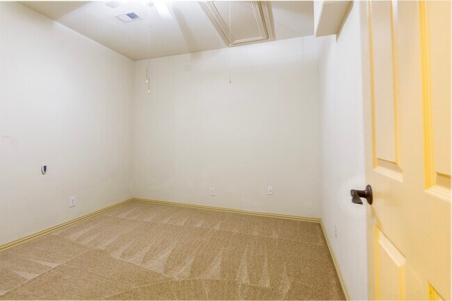 Building Photo - 62 S Longsford Cir