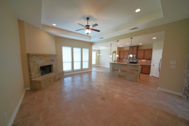 Building Photo - Beautiful Selma Living. Realtor Commission: $500