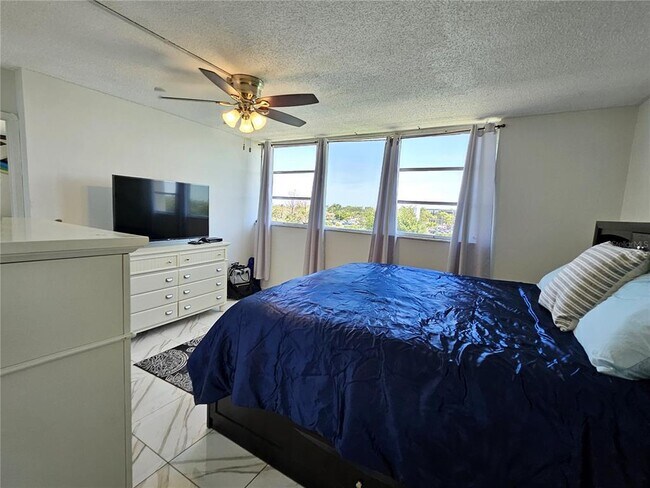 Building Photo - 7425 Bay Island Dr S