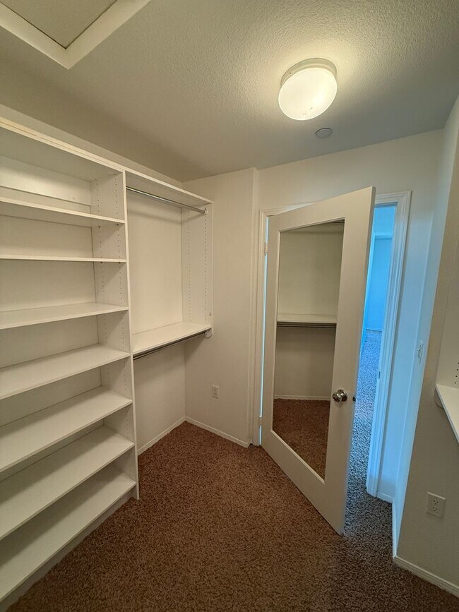 Building Photo - Beautiful 4 Bedroom, 2 1/2 Bathroom Townho...