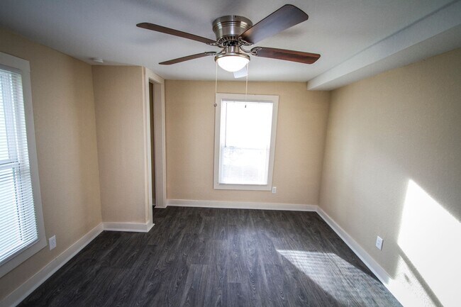Building Photo - 934 Poinsettia St