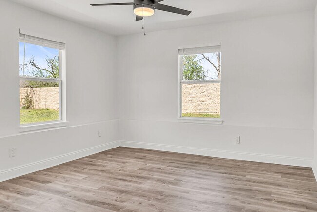 Building Photo - 2115 Stallion Rd