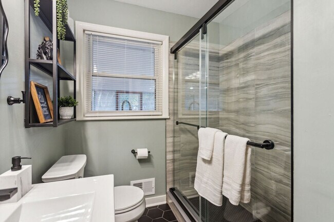 Building Photo - 425 Plantation Rd SW