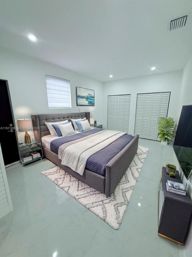 Building Photo - 4240 SW 27th St