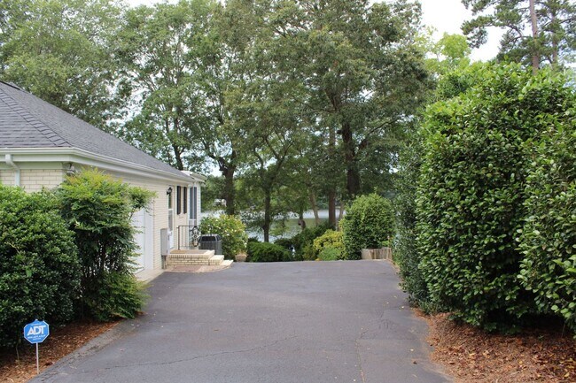 Building Photo - Spacious 4-Bedroom Home in Desirable Walnu...