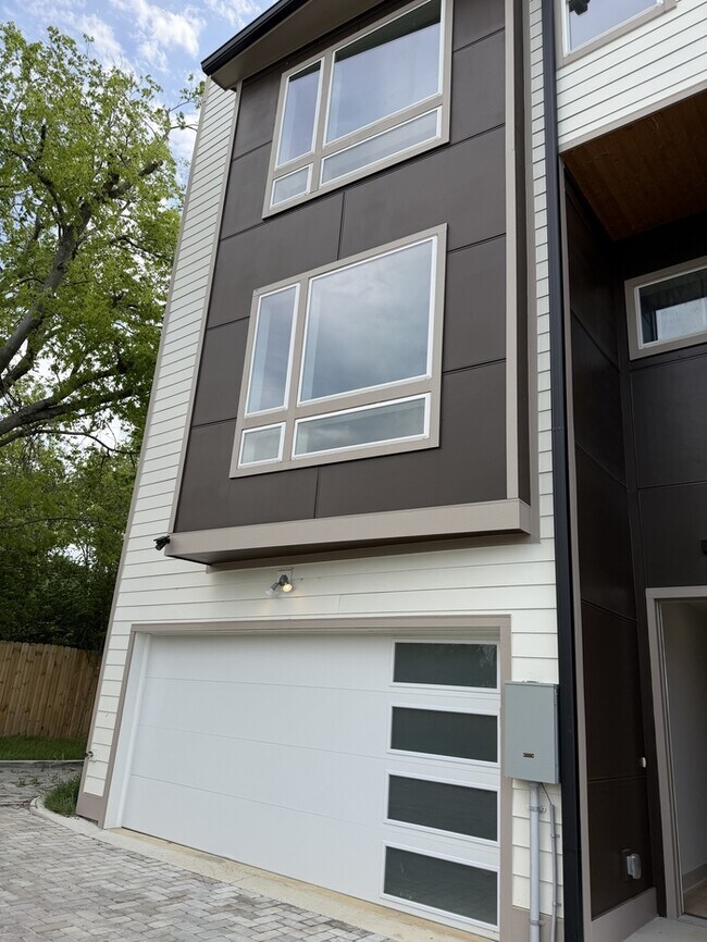 Building Photo - 105 Hart Ln