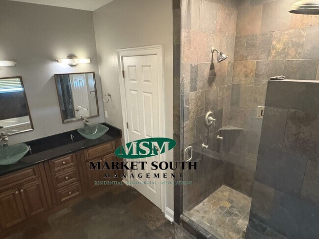 Building Photo - **APPLICATION PENDING!! Renovated Historic District!