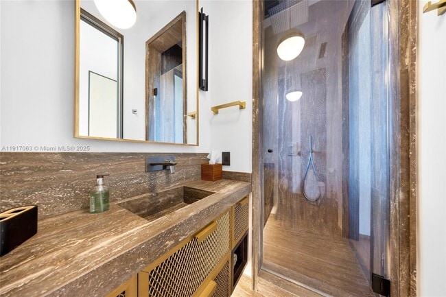 Building Photo - 200 W Rivo Alto Dr