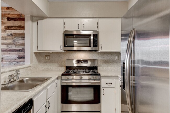 Building Photo - 1544 Hialeah Dr