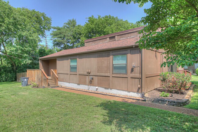 Building Photo - 104 Doral Ct