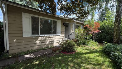 Building Photo - 2 bedroom Charming Single Family Home Multnomah Village Video Attached.