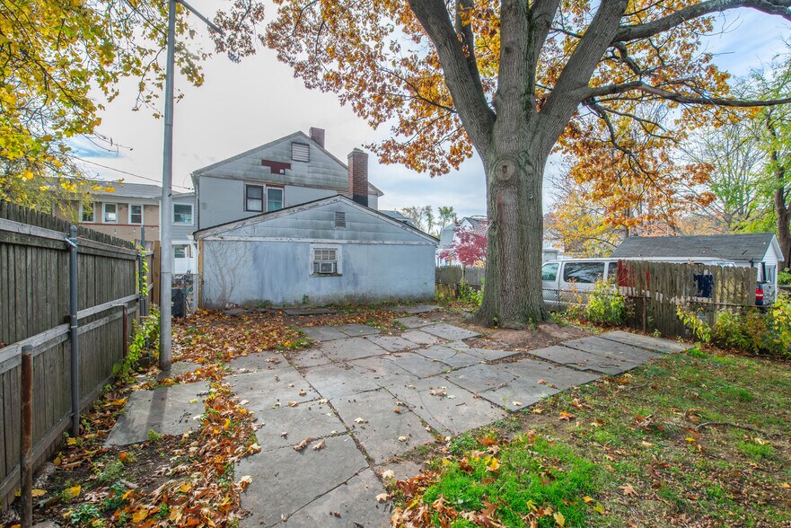 Building Photo - 90 Maple St