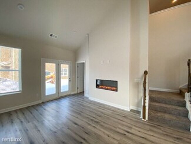 Building Photo - End Unit Townhome in Lebanon / 3 Spacious Bedrooms / Loft Area / 1 Car Garage / Back Patio