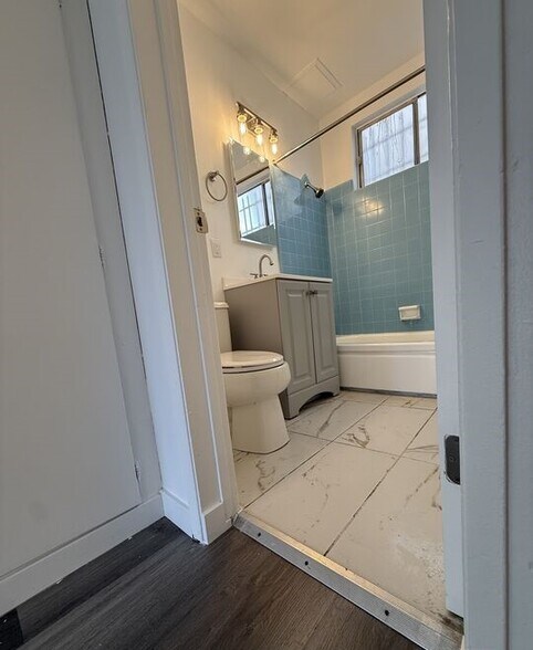 Building Photo - 957 N St Andrews Pl