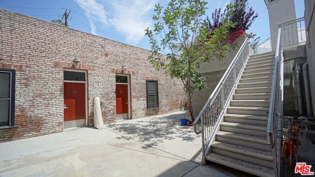 Primary Photo - 922 W 23rd St