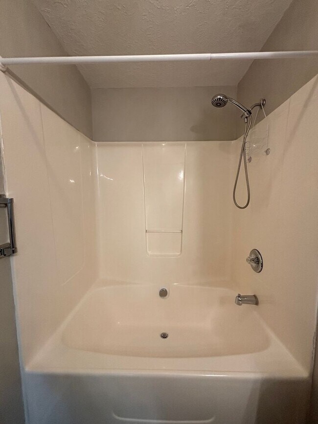 Building Photo - AVAILABLE NOW- LOW MAINTENANCE, MOVE-IN READY PATIO HOME IN NE COLUMBIA!!