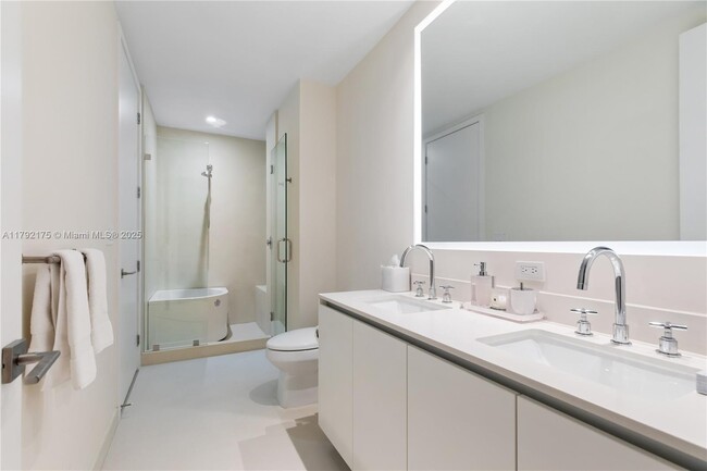Building Photo - 2831 S Bayshore Dr