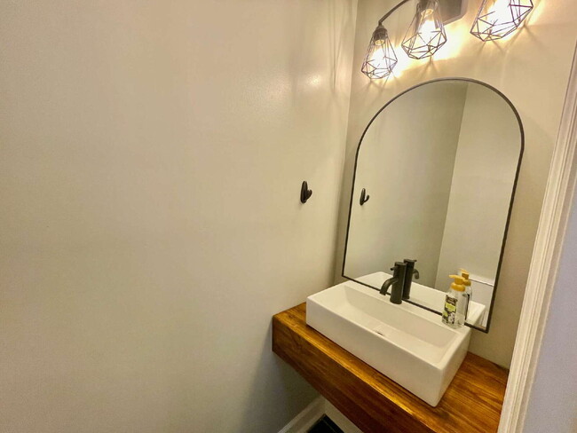 Building Photo - Spacious 3-Bedroom Nest with 2.5 Baths And...