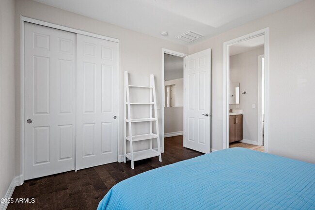 Building Photo - 2423 N Beverly Pl