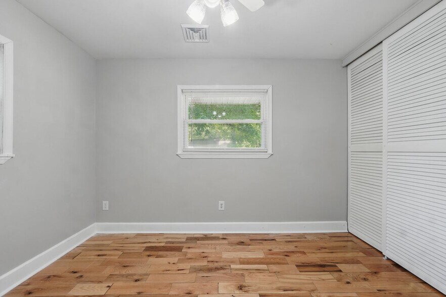 Building Photo - 3127 N Riverside Dr