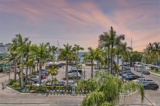 Building Photo - 2575 S Bayshore Dr