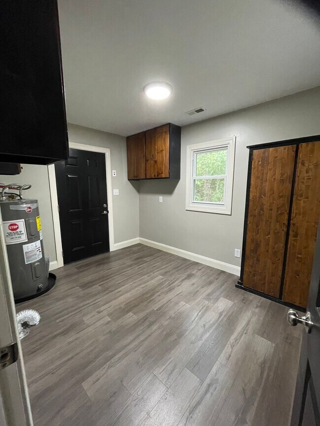 Building Photo - 5513 Gondolier Dr