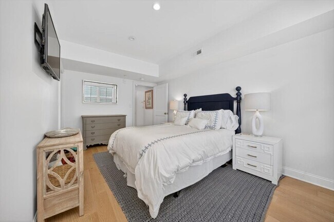 Building Photo - 521 E 8th St