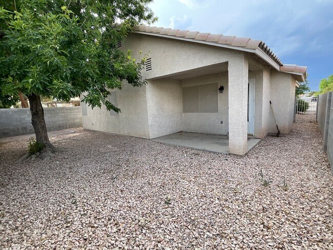 Building Photo - Single story 4br, 2bth, 2cg